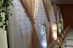 Hintergrund-hinter-Brauttisch-in-Gold